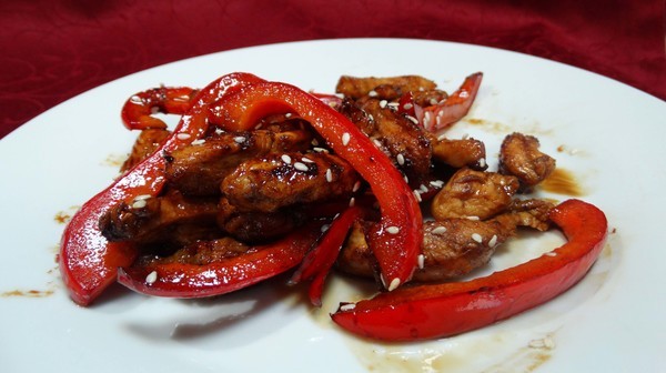 Куриное филе, обжаренное с болгарским перцем в соусе терияки