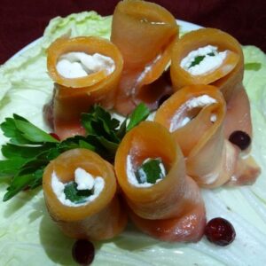 Рулетики из лосося со сливочным сыром и огурцом