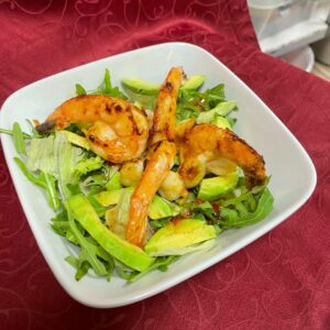 Салат с креветками и соусом свит чили